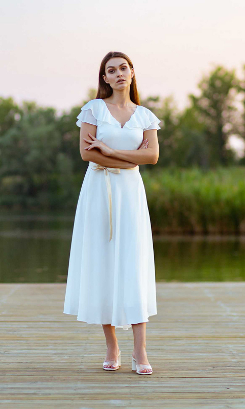 Elegancka biała sukienka z paskiem