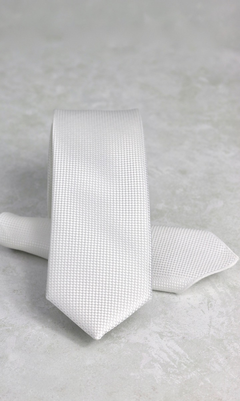 Biały krawat z lekką fakturą
