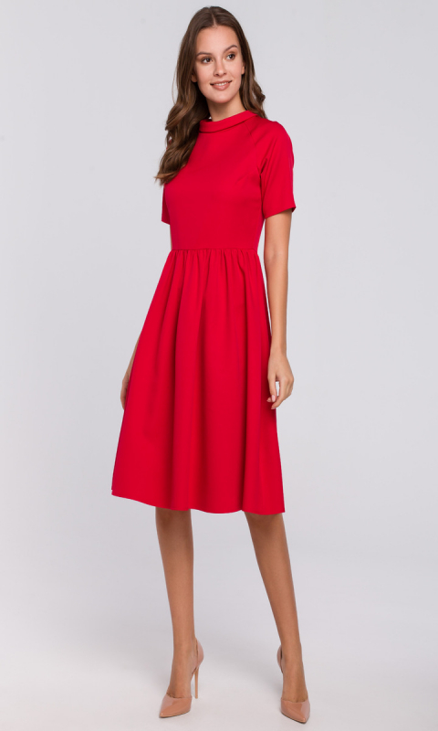Rozkloszowana sukienka ze stójką-czerwona
