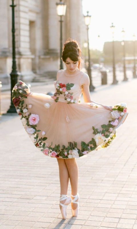 Beżowa suknia z kolorowymi kwiatami 3D Gardenia