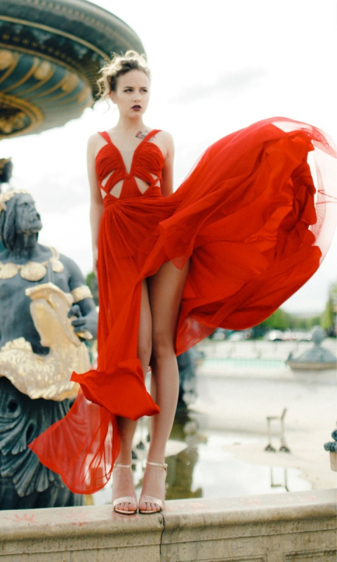 Czerwona suknia maxi z wycięciami i rozcięciem Roksana
