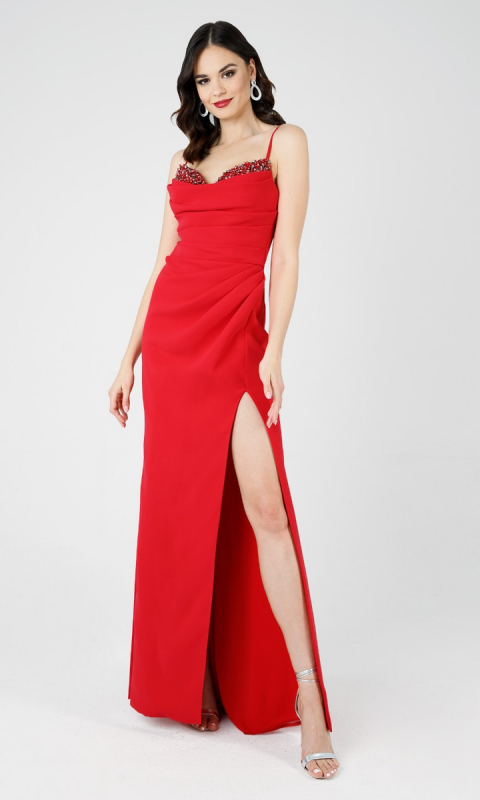 Czerwona sukienka z ozdobnym dekoltem