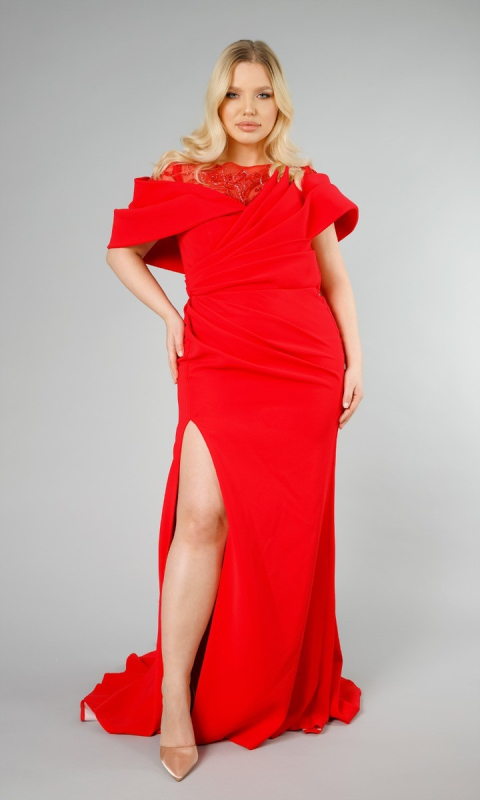 Czerwona suknia z opuszczonymi ramionami 