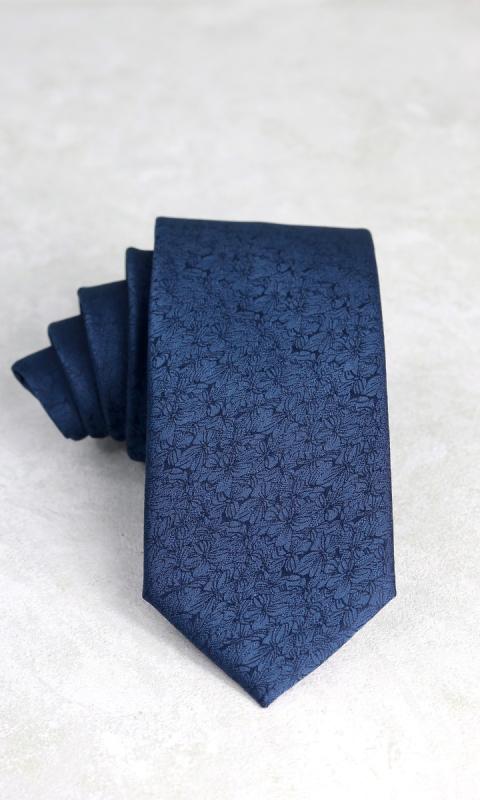 Niebieski krawat ze wzorem