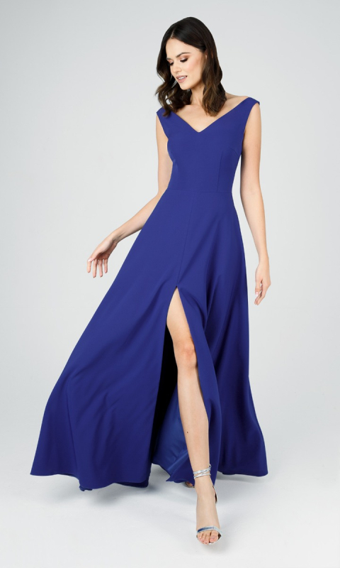 Długa kobaltowa suknia z dekoltem 