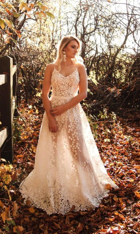Koronkowa suknia ślubna z kwiatami 3d - Fiona