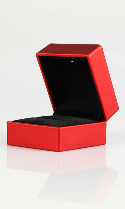 Czerwone Kwadratowe Pudełko Na Pierścionek Zaręczynowy